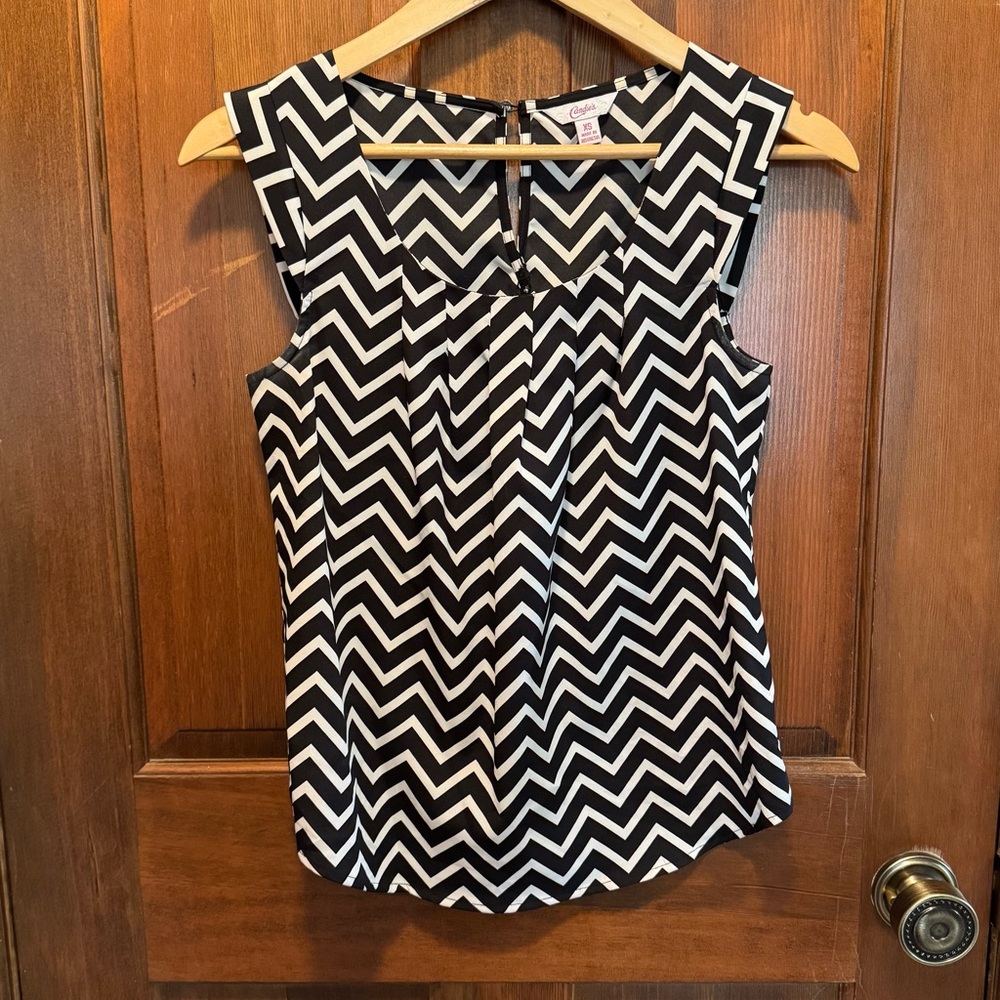 Candie's Black and White Sleeveless Graphic Blouse